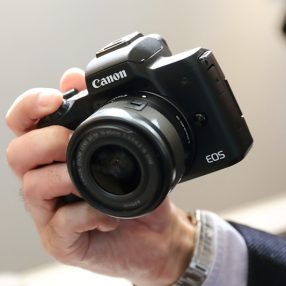 キヤノン EOS Kissシリーズのミラーレス「EOS Kiss M」や自動バウンスストロボなど、発表会場から写真でレポート