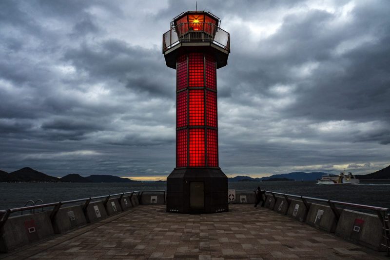 高松港のシンボル赤灯台 Capa Camera Web
