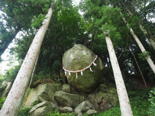 落ちない巨石が御神体の釣石神社 CAPA CAMERA WEB