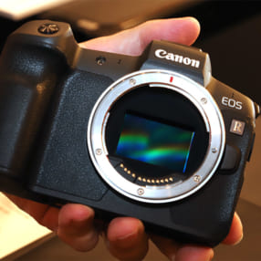 キヤノンのフルサイズミラーレスカメラ「EOS R」大口径RFマウントで新登場