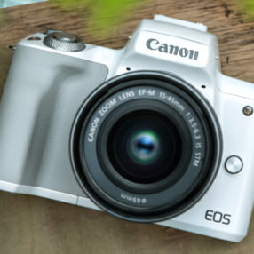 ミラーレスカメラ「EOS Kiss M」がお得！最大1万円キャッシュバック