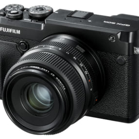スリムな中判ミラーレス「FUJIFILM GFX 50R」の発売日決定