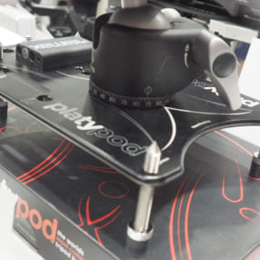 これぞまさしく“テーブル”三脚!? 新発想のプレート三脚「platypod」