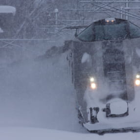 【雪景色撮影の超攻略術⑩雪＆鉄道編】雪と合わせて“鉄道”を撮る。吹雪の中の列車をかっこよく撮る方法