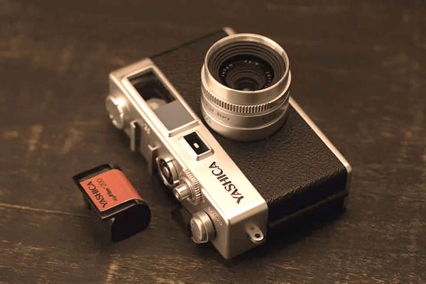レトロな復刻デザインの「YASHICA digiFilm CAMERA Y35」国内クラウド