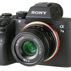 個性的な描写が楽しめる「7Artisans 35mm F2」に2万円台の新マウント登場