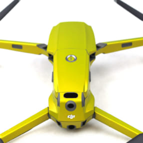 ドローンをオシャレに着せ替え！カラーチェンジできるフィルム「DroneWraps」で大空でも目立とう