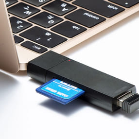 小さな優れモノ！USB A機器も同時に使えるUSB Type-Cカードリーダー「ADR-3TCMS7BK」