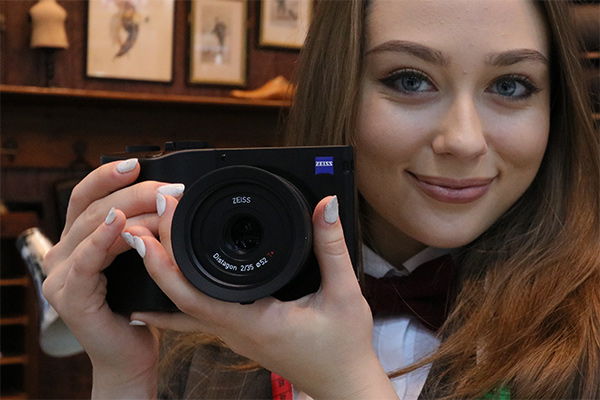 国内初お披露目！Adobe Lightroom内蔵フルサイズコンデジ「ZEISS ZX1