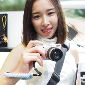 おしゃれなだけじゃない、耐久性にも優れたリストストラップ「Straps」【CP+2019】