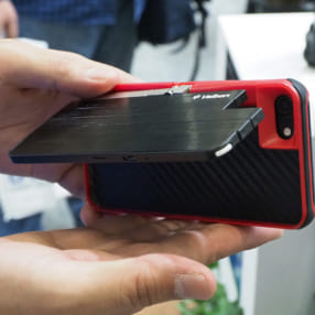 スタンドや自撮り棒に変形！三脚メーカーが作るスマホグッズはひと味違う【CP+2019】
