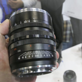 F0.95でも意外に小さい！超大口径50mm F0.95レンズに触ってきた【CP+2019】