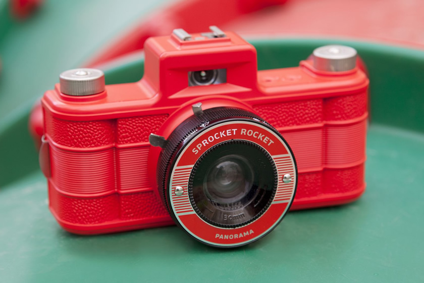 フィルムの穴まで写るユニークなパノラマ写真を撮ろう「SPROCKET