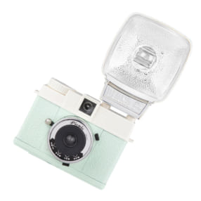 スクエア写真が撮影できる レトロかわいいフィルムカメラ「Diana Mini Camera Picnic Edition」