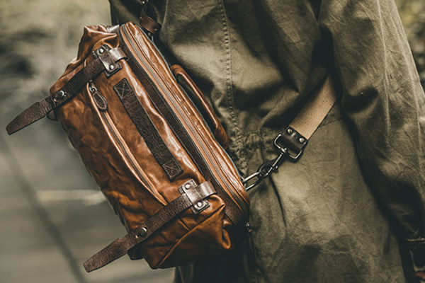 バッグがブラブラしないストラップ付き レザーの質感が美しいスリング