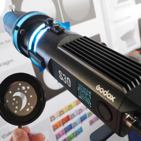 LEDライトにピント調整機能が付いて投影もできる！ GODOX Focusing LED Light S30【Inter BEE 2019】