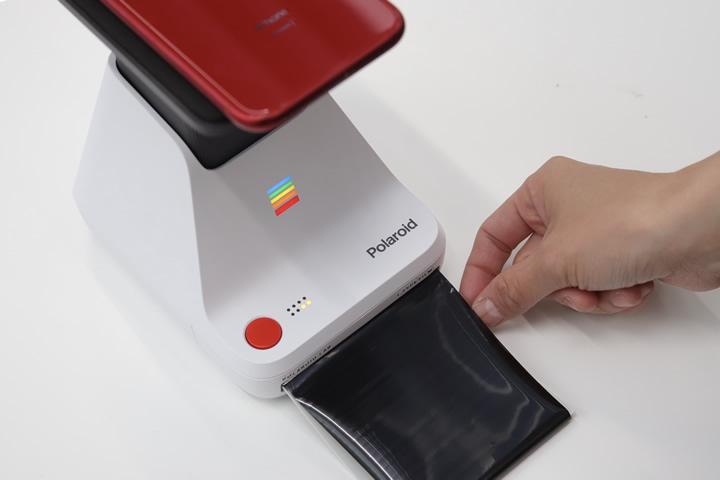 スマホの画面がインスタント写真になる 小さな暗室「Polaroid Lab