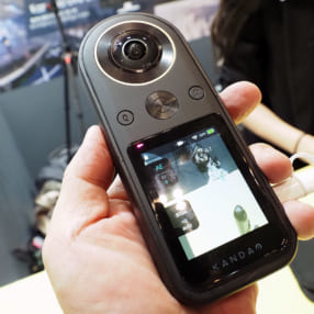8Kの360度映像を撮影できるカメラ「QooCam 8K」が上陸！ 6万円台で発売【Inter BEE 2019】