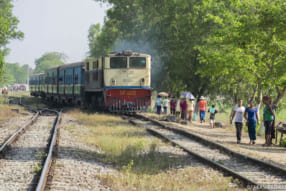 ミャンマー・ダニンゴン駅を発車する客車(C)小池隆