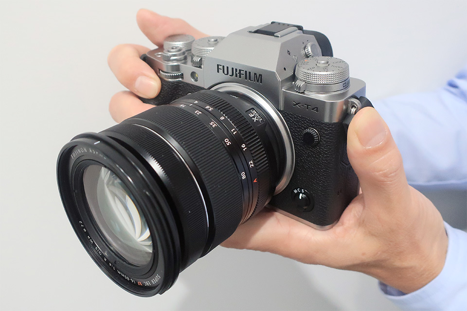 X史上最高の高性能ハイスピードミラーレス「FUJIFILM X-T4」シルバーの