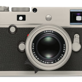デジタルレンジファインダーカメラとレンズ2本の限定チタンモデル「ライカ M-P チタンセット」