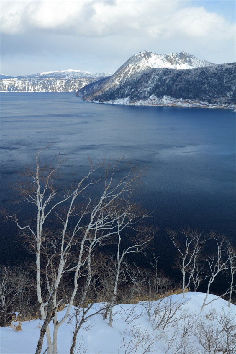 青い湖面が美しい冬の摩周湖 | CAPA CAMERA WEB