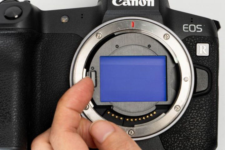 カメラの中に取り付ける大胆発想！ EOS R用とLUMIX用の「クリップ