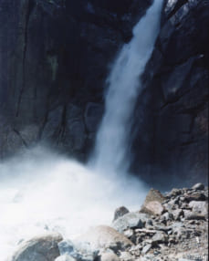 鈴木理策写真展「海と山のあいだ　目とこころ」