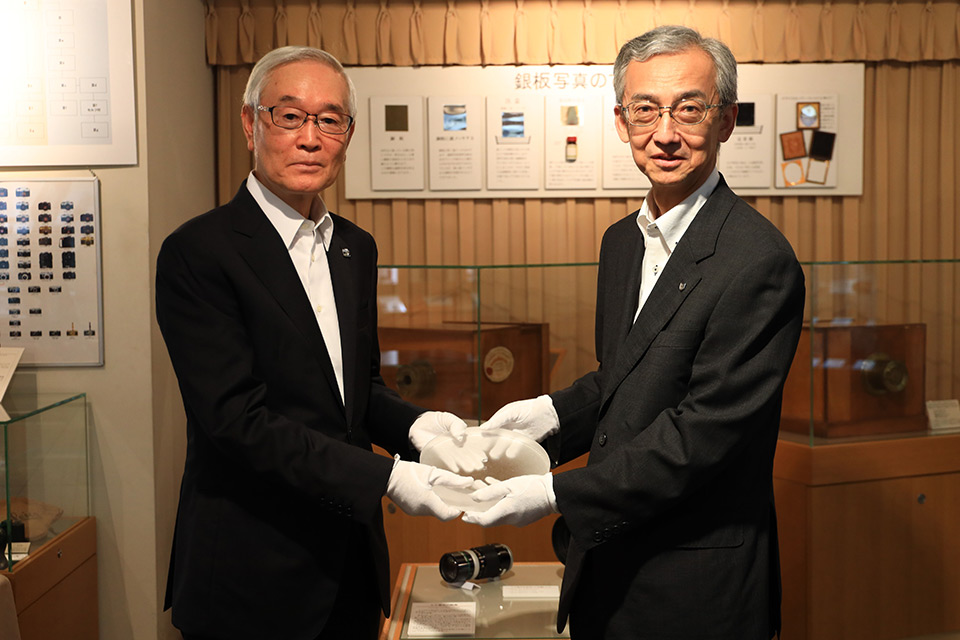 人工蛍石結晶キヤノンオプトロンから日本カメラ博物館へ寄贈