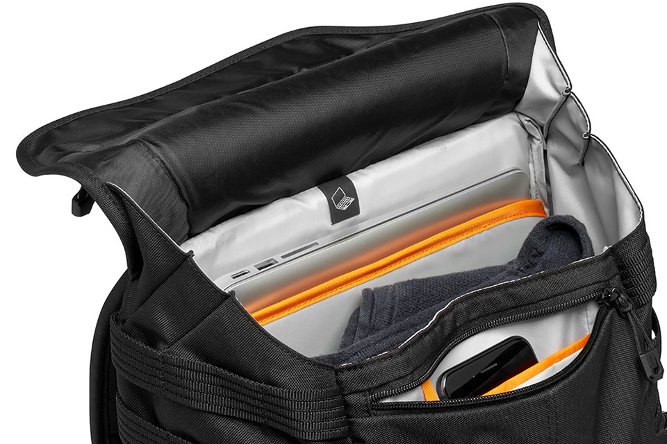 両サイドから出し入れできる上下2段構造の頑丈なバックパック「Lowepro プロタクティック BP300AW バックパック」 | CAPA  CAMERA WEB