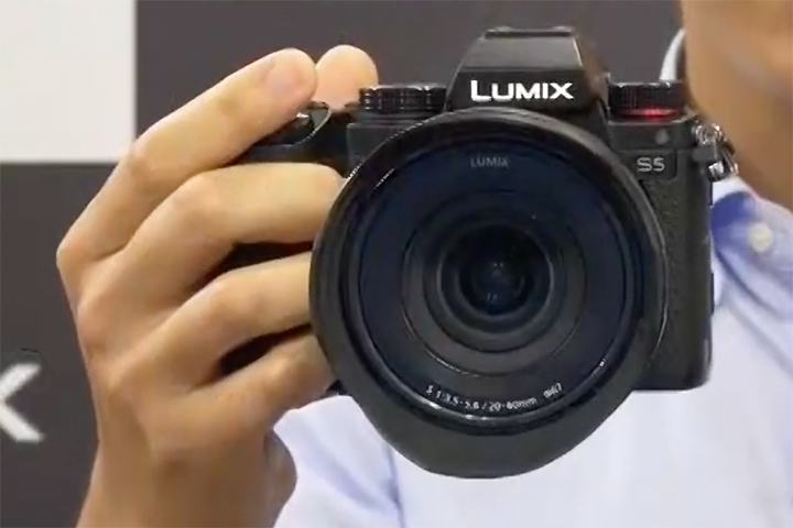 小型軽量で高機能、20万円台の価格も魅力のフルサイズミラーレス