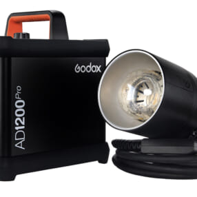 持ち運びも便利な大光量ハイパワーのフラッシュユニット「GODOX AD1200 Pro」