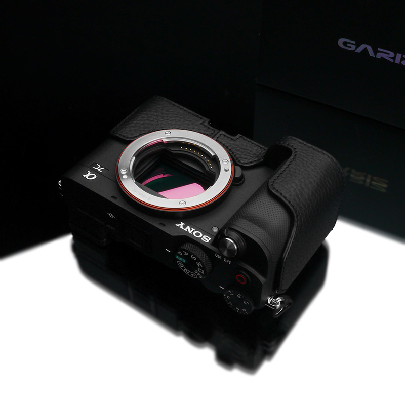 レザーとメタルプレートでカメラをおしゃれに保護するGARIZ本革カメラ 