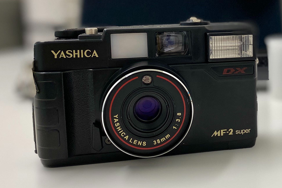 レトロなフォルムの“ザ・フィルムカメラ”「YASHICA MF-2 Super