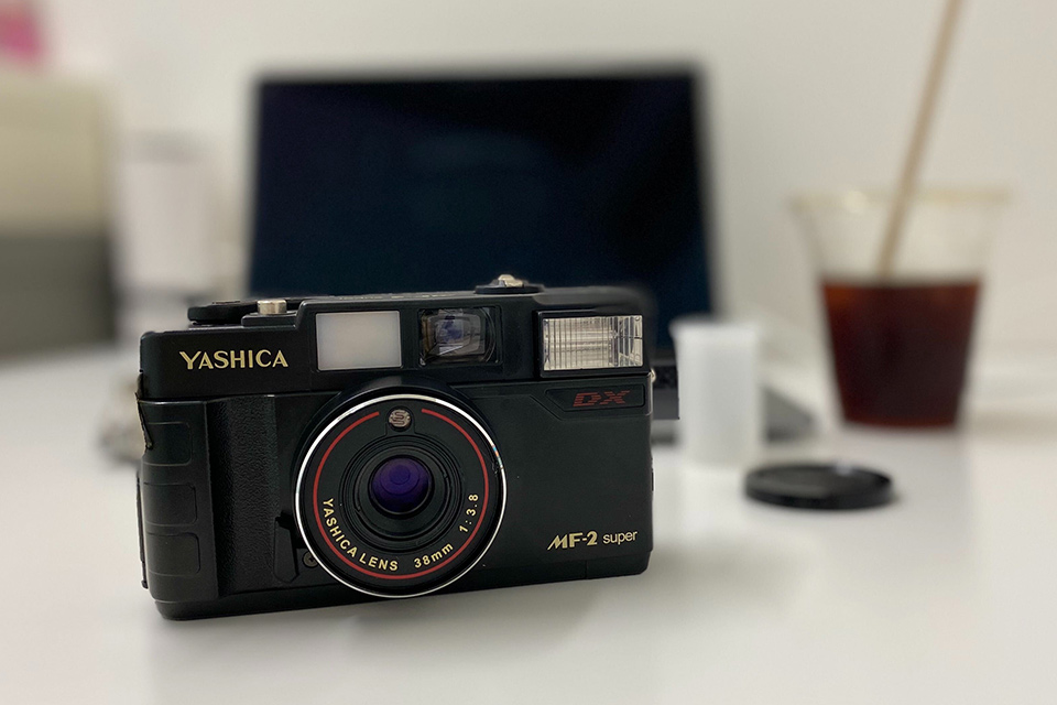 レトロなフォルムの“ザ・フィルムカメラ”「YASHICA MF-2 Super」復刻版 