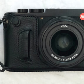 全行程を職人が手作り、工芸品レベルの本革カメラケース「グリップケース for LeicaQ」