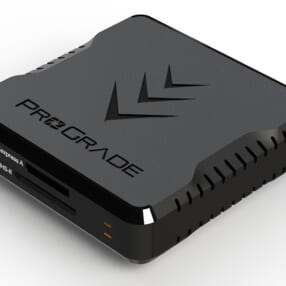ノートPCにくっつくCFexpress Type AとSDのダブルスロットカードリーダーがプログレードデジタルから発売