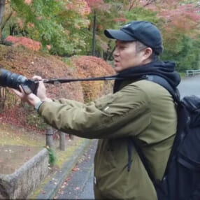 動画ならではのカメラワークを手持ち撮影で楽しもう！ むずかしい理論ナシの実践動画撮影講座「はじめよう一眼動画」第5回