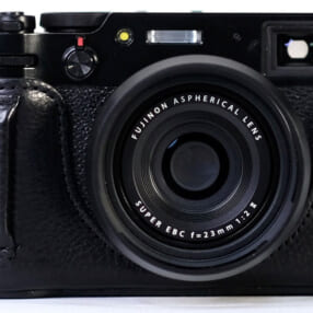 カメラのホールド感を高めるグリップ付き「X100V専用ボディケース」のブラックが新発売