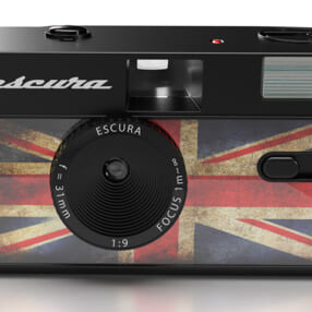 日常をオシャレにスナップ！ ヴィンテージ風のポップなフィルムカメラ「Escura snaps 35 Film Camera」