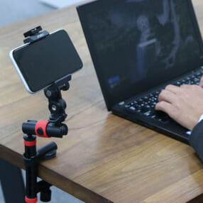 カメラやスマホをテーブルに固定できる「テーブルクランプ＆ロッキングアームキット」