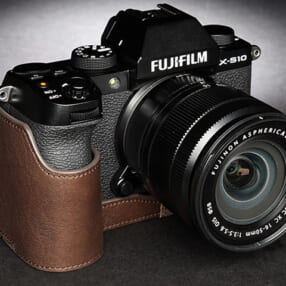 カメラをオシャレに守るTPレザーハーフケースの「X-S10」用が発売