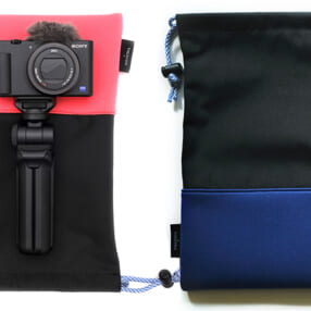 カメラにグリップを付けたまま収納できる巾着ケース「IND-DS カメラグリップケース」