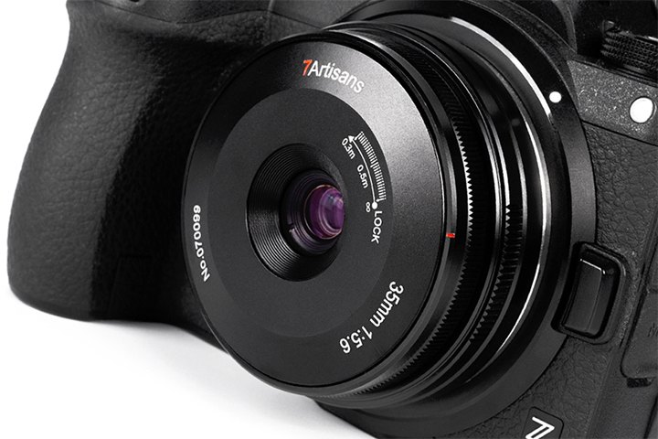 レンズカバー内蔵の薄型パンケーキレンズ「7Artisans 35mm F5.6