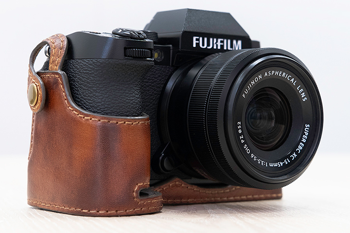 ビンテージ感ただようKAZAハーフレザーケースの「FUJIFILM X-S10」用