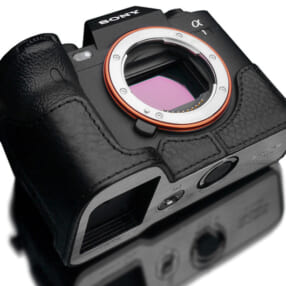 レザーとメタルプレートでカメラを守るGARIZ本革カメラケースのソニーα1用が発売