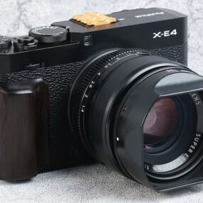 シックな光沢が美しい天然黒檀のカメラウッドグリップに「X-E4」用が登場