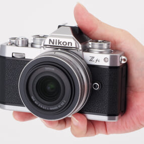 ミラーレスカメラ「ニコン Z fc」がレンズのパワーズームやリモートグリップに対応