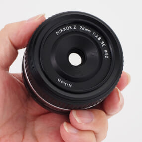 オールドニッコール風デザインに最新性能！ 4万円台の単焦点レンズ「NIKKOR Z 28mm f/2.8 (SE)」