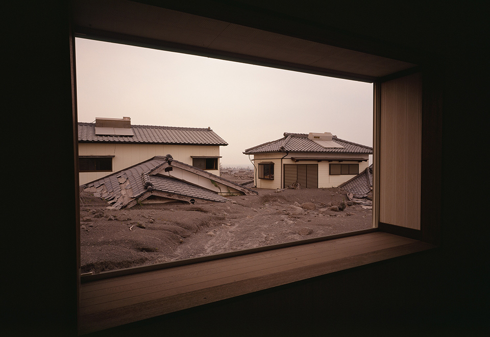 砂守勝巳写真展「黙示の町」噴火から30年、災害記憶の痕跡 ～30年後のめぐり逢い～